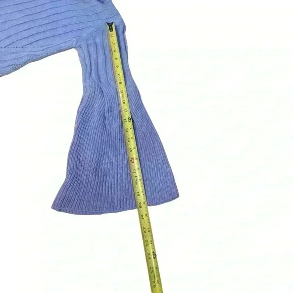 Long sleeve turtle neck sweater with flared bell sleeves size small cropped - Picture 5 of 8